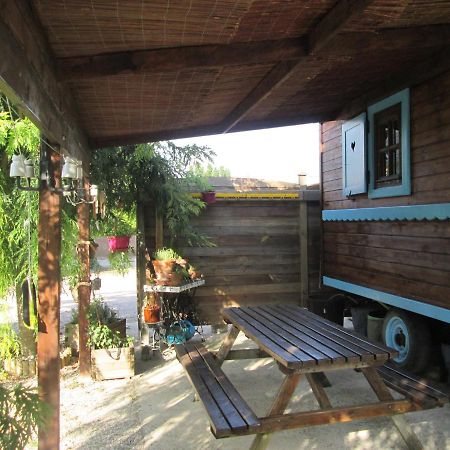 La Roulotte Des Carpates Hotel Gaillac Exterior foto